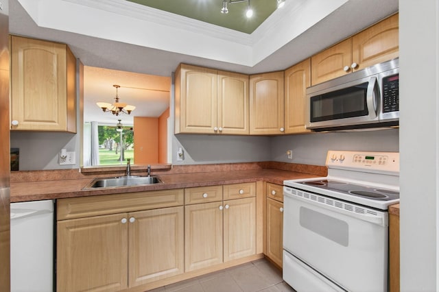 16 Willowbrook Ln Unit 102, Delray Beach, FL 33446 - kitchen featuring white appliances, light brown cabinets, crown molding, a chandelier, and light tile patterned floors