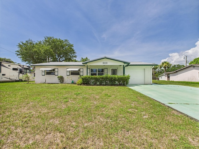 810 SE 13th St, Okeechobee, FL 34974 - ranch-style house featuring driveway, a garage, brick siding, and a front yard
