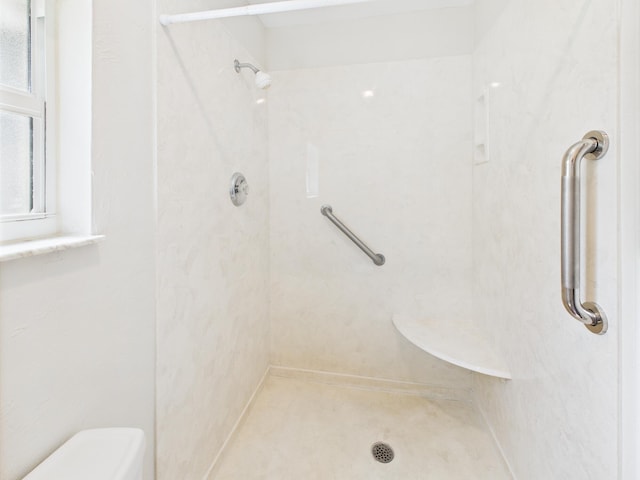 810 SE 13th St, Okeechobee, FL 34974 - bathroom featuring a shower and toilet