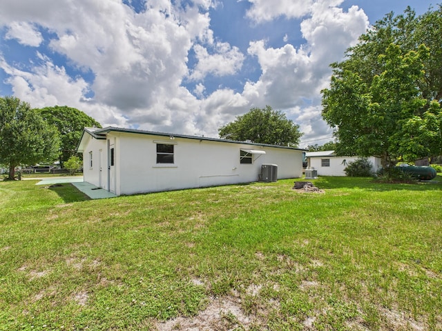 810 SE 13th St, Okeechobee, FL 34974 - rear view of property featuring stucco siding and a yard