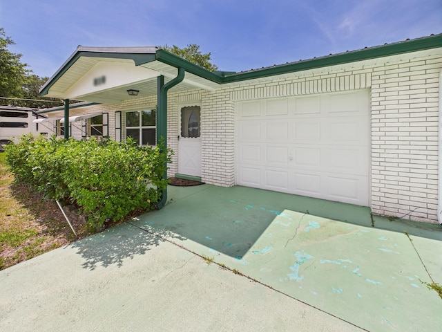 810 SE 13th St, Okeechobee, FL 34974 - single story home featuring driveway, brick siding, and an attached garage