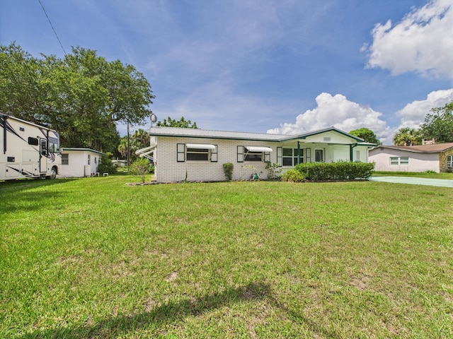 810 SE 13th St, Okeechobee, FL 34974 - ranch-style house featuring a front lawn and brick siding