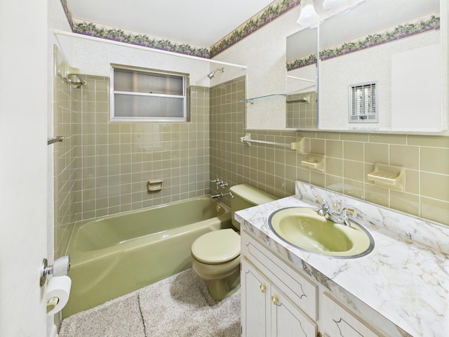 810 SE 13th St, Okeechobee, FL 34974 - full bath featuring shower / washtub combination, vanity, and tasteful backsplash