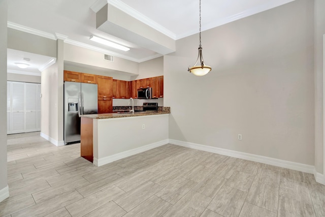 40 SE Sedona Cir Unit 104, Stuart, FL 34994 - kitchen featuring stainless steel appliances, ornamental molding, a peninsula, light wood-style flooring, and hanging light fixtures