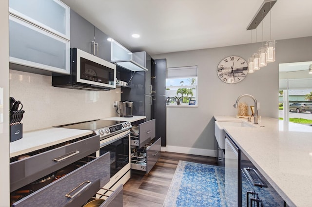 1170 S Drive Cir Unit B, Delray Beach, FL 33445 - kitchen with electric stove, dark wood-style flooring, and hanging light fixtures