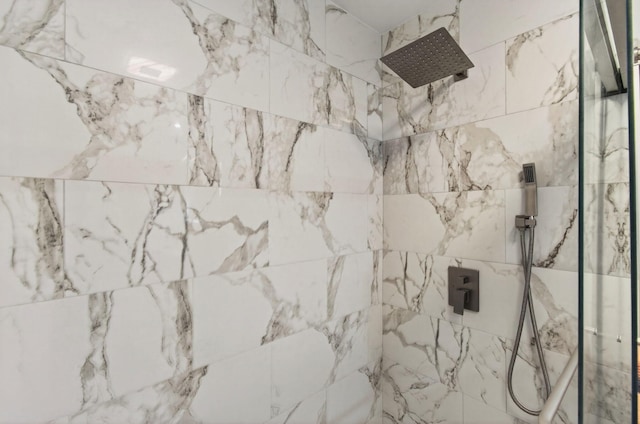 1170 S Drive Cir Unit B, Delray Beach, FL 33445 - bathroom featuring tiled shower