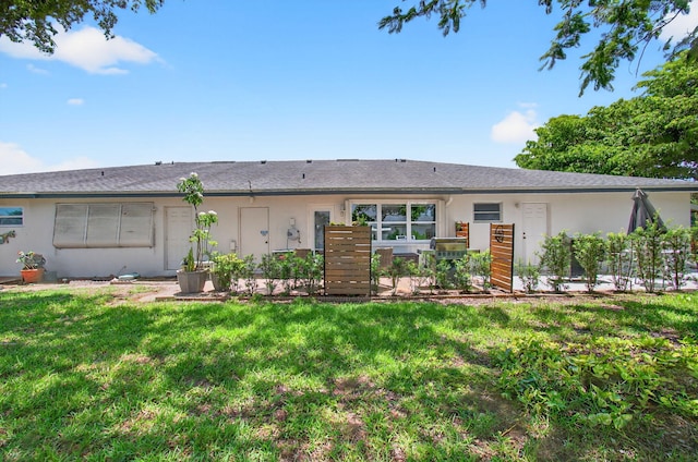 1170 S Drive Cir Unit B, Delray Beach, FL 33445 - view of front of house featuring stucco siding and a front lawn