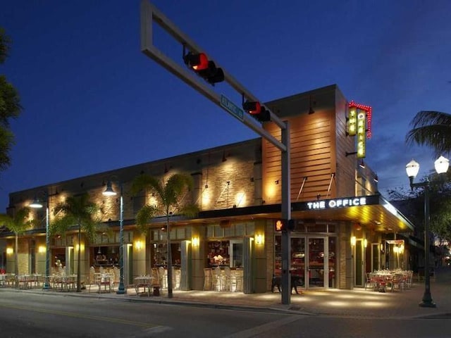 1170 S Drive Cir Unit B, Delray Beach, FL 33445 - view of property at night