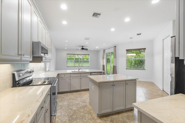 8183 Emerald Winds Cir, Boynton Beach, FL 33473 - kitchen featuring appliances with stainless steel finishes, a center island, recessed lighting, backsplash, and a peninsula