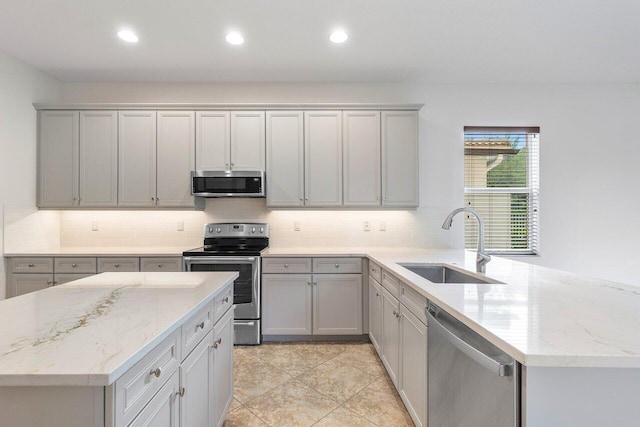 8183 Emerald Winds Cir, Boynton Beach, FL 33473 - kitchen featuring stainless steel appliances, gray cabinetry, a peninsula, tasteful backsplash, and recessed lighting