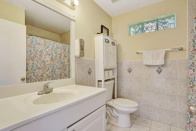 3385 Seabreeze Ln, Margate, FL 33063 - full bath featuring tile walls, tile patterned flooring, vanity, a wainscoted wall, and a shower with shower curtain