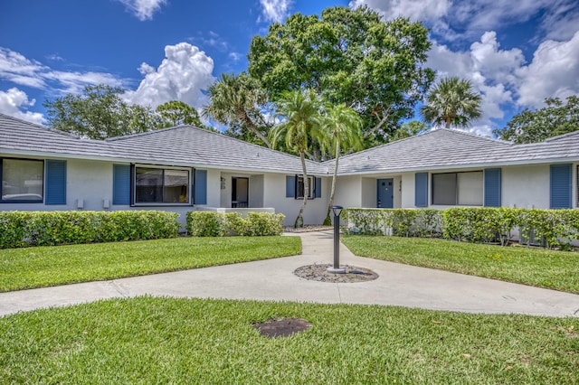 713 Club Dr, Palm Beach Gardens, FL 33418 - single story home featuring a front yard and stucco siding
