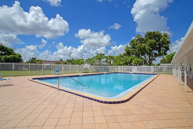 7609 NW 70th Ave, Tamarac, FL 33321 - community pool with a patio area