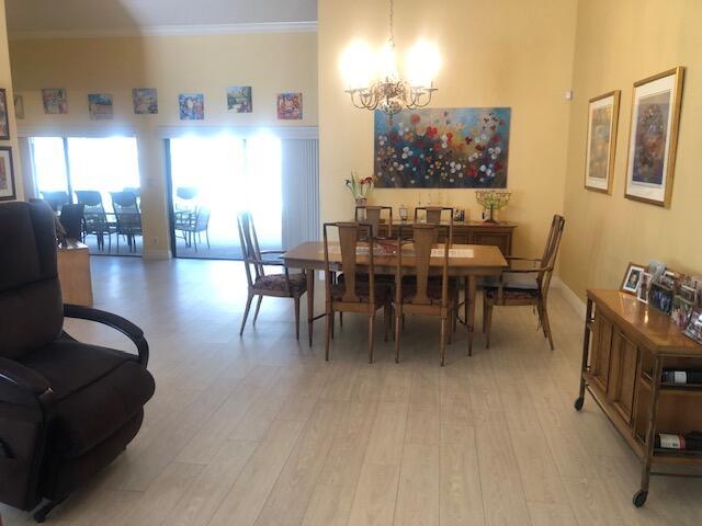 7992 Chula Vista Cres, Boca Raton, FL 33433 - dining room featuring a chandelier, light wood-style flooring, and crown molding