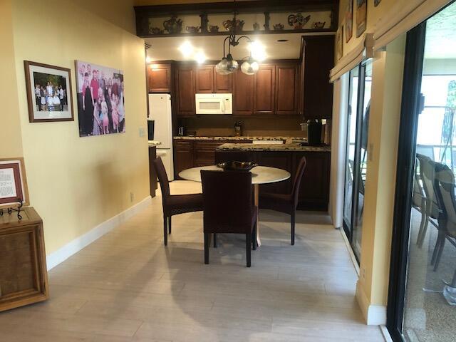 7992 Chula Vista Cres, Boca Raton, FL 33433 - kitchen with white appliances, light wood-style floors, and decorative light fixtures