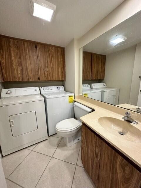 3310 33rd Way, West Palm Beach, FL 33407 - laundry room featuring washing machine and dryer and light tile patterned floors