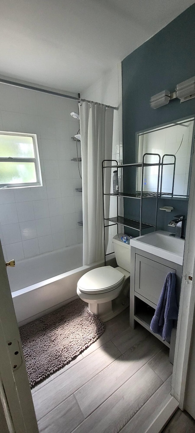 104 NE 5th St, Fort Lauderdale, FL 33301 - bathroom featuring shower / bath combo, vanity, and wood finished floors