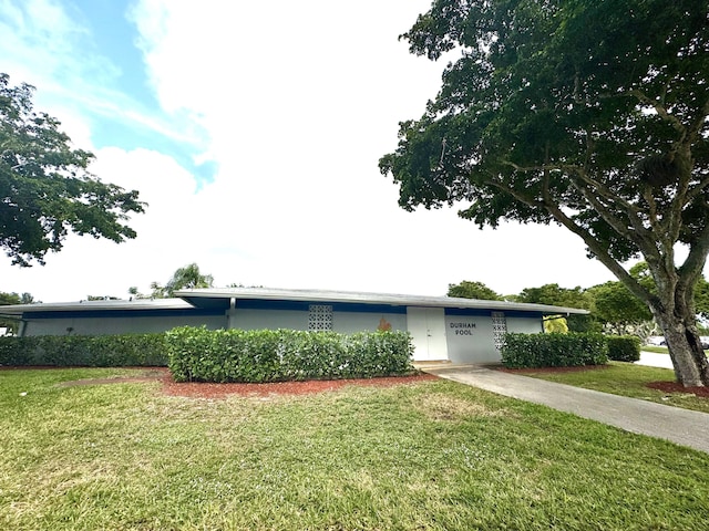687 Durham Y, Deerfield Beach, FL 33442 - ranch-style house with a front yard
