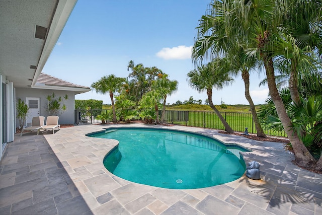 31 Dunbar Rd, Palm Beach Gardens, FL 33418 - view of swimming pool with a fenced backyard and a patio