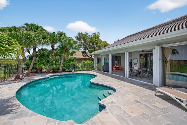 31 Dunbar Rd, Palm Beach Gardens, FL 33418 - view of swimming pool featuring a fenced backyard, a patio, outdoor dining area, and ceiling fan