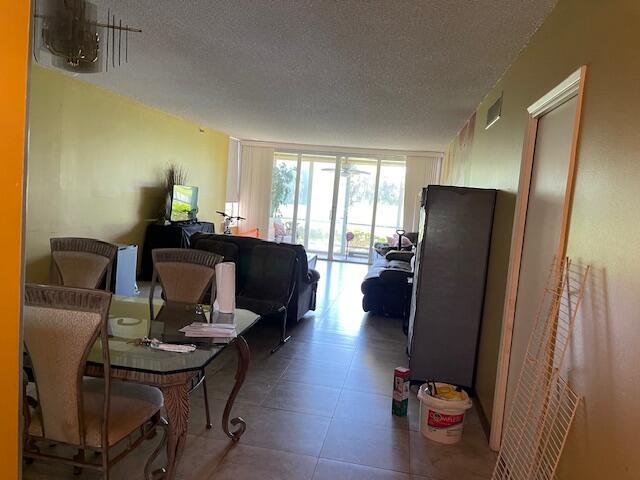3510 Oaks Way Unit 103, Pompano Beach, FL 33069 - living area with a textured ceiling