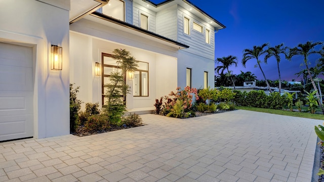 811 Chukker Rd, Delray Beach, FL 33483 - entrance to property featuring stucco siding