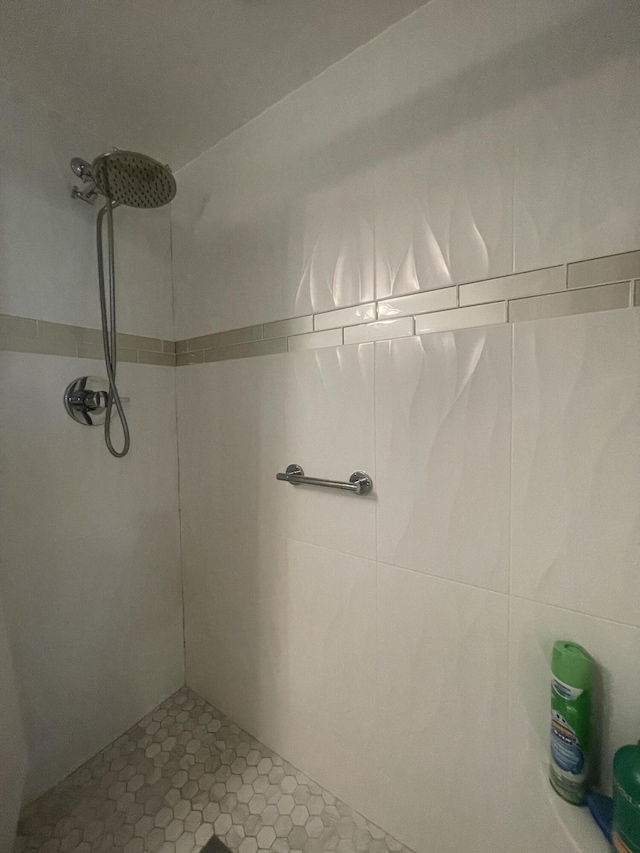 1033 Newport H Unit 1033, Deerfield Beach, FL 33442 - bathroom with tiled shower
