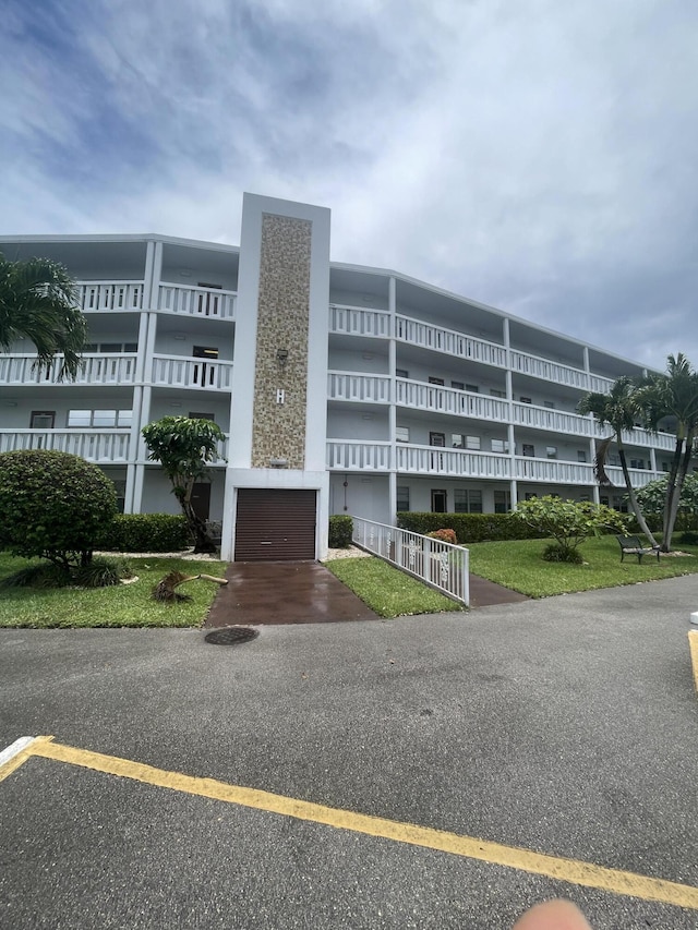 1033 Newport H Unit 1033, Deerfield Beach, FL 33442 - view of building exterior with an attached garage