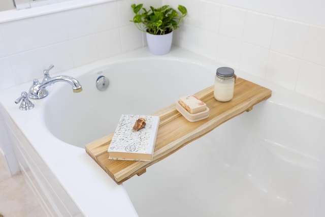 3245 Wymberly Dr, Jupiter, FL 33458 - bathroom view of a garden tub