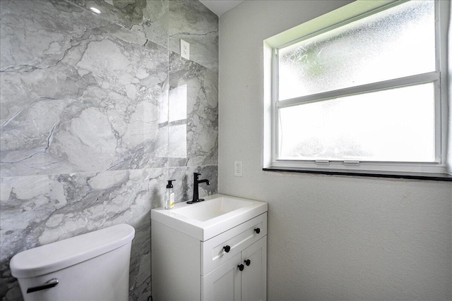673 NE Horizon Ln, Port Saint Lucie, FL 34983 - half bathroom featuring toilet and vanity