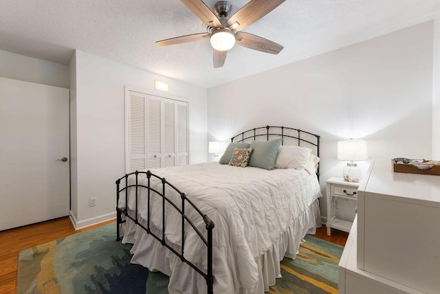 1546 35th Ave, Vero Beach, FL 32960 - bedroom featuring wood finished floors, a closet, and a ceiling fan