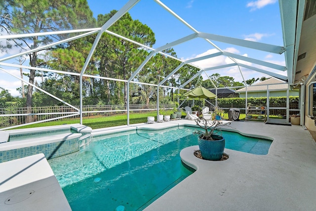 5885 SE Forest Glade Trl, Hobe Sound, FL 33455 - view of swimming pool featuring a patio, a fenced backyard, and a pool with connected hot tub