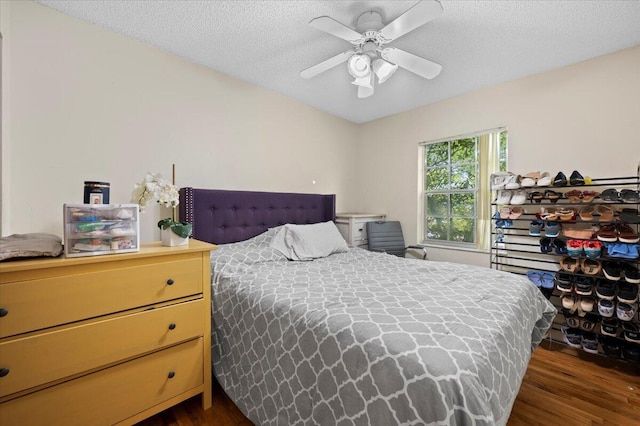 19309 Carolina Cir, Boca Raton, FL 33434 - bedroom featuring dark wood-style floors, a textured ceiling, and ceiling fan