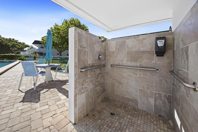 2800 Indian River Blvd Unit 7T, Vero Beach, FL 32960 - bathroom with a tile shower