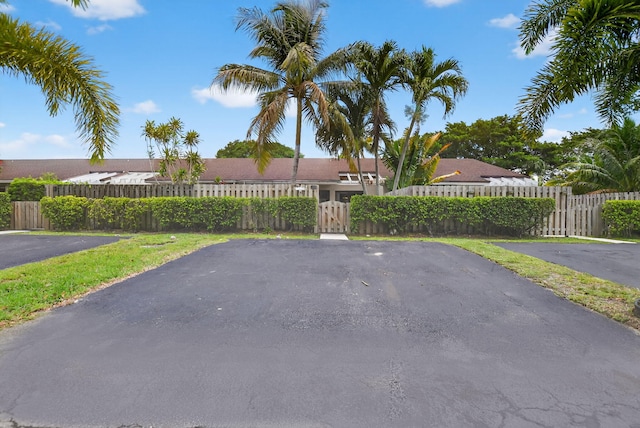 1005 NW 53rd St, Deerfield Beach, FL 33064 - view of front of property with a fenced front yard and a gate