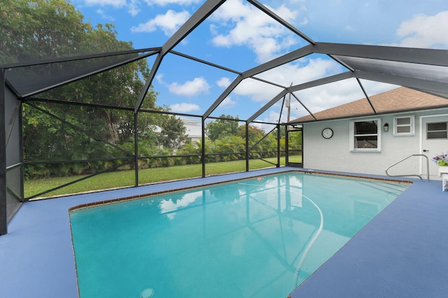 5647 SE Sailfish Way, Stuart, FL 34997 - swimming pool featuring a yard
