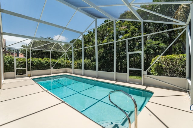 3002 SE Brierwood Pl, Stuart, FL 34997 - swimming pool with a patio area and glass enclosure
