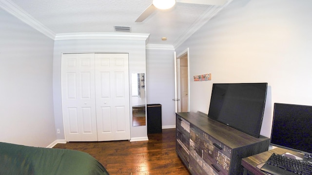 126 Hidden Hollow Dr, Palm Beach Gardens, FL 33418 - bedroom featuring crown molding, wood finished floors, a closet, and ceiling fan