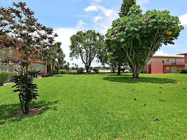 2 Golfs Edge Unit F, West Palm Beach, FL 33417 - view of green lawn