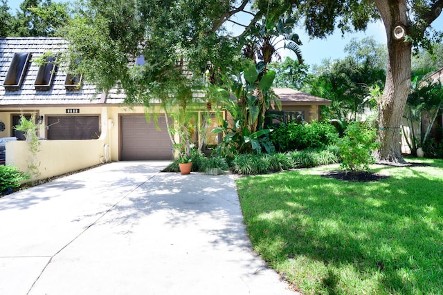 1085 Raintree Dr, Palm Beach Gardens, FL 33410 - view of front of house with driveway, a garage, stucco siding, and a front yard