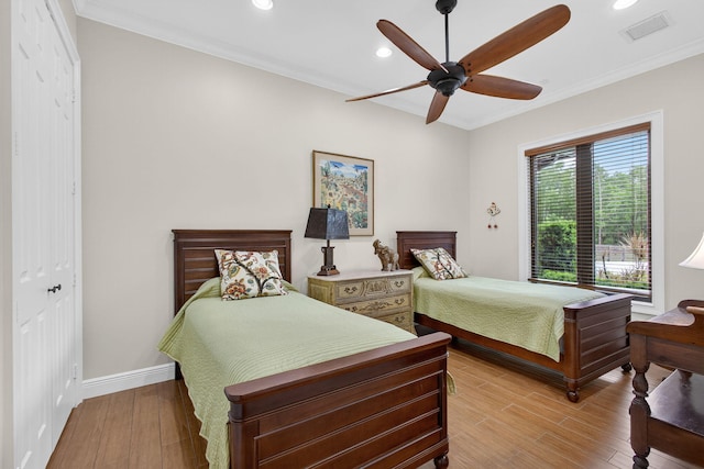 11085 86th St N, Palm Beach Gardens, FL 33412 - bedroom with wood finished floors, recessed lighting, crown molding, ceiling fan, and a closet