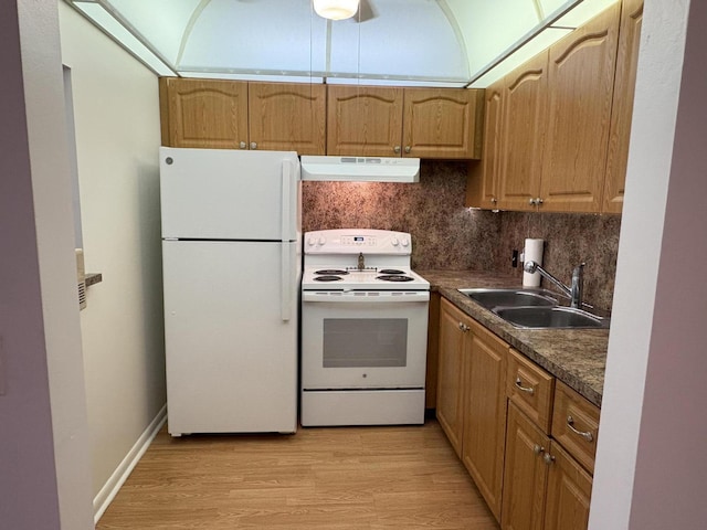 353 Mansfield I Unit 353I, Boca Raton, FL 33434 - kitchen featuring white appliances, under cabinet range hood, dark countertops, light wood-type flooring, and decorative backsplash