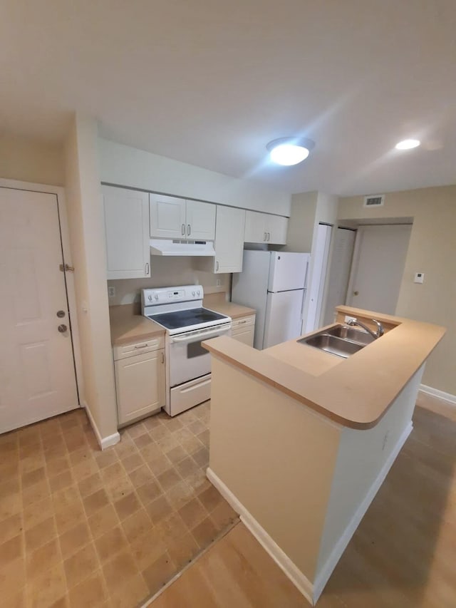 4855 Via Palm Lks Unit 904, West Palm Beach, FL 33417 - kitchen featuring white appliances, under cabinet range hood, white cabinetry, light countertops, and a kitchen island with sink