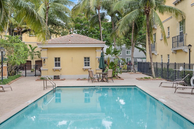 2536 SW 14th Ave Unit 1102, Fort Lauderdale, FL 33315 - community pool with a patio area