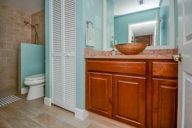 45 Birch Pl, Tequesta, FL 33469 - bathroom with a closet, vanity, tiled shower, and wood finished floors