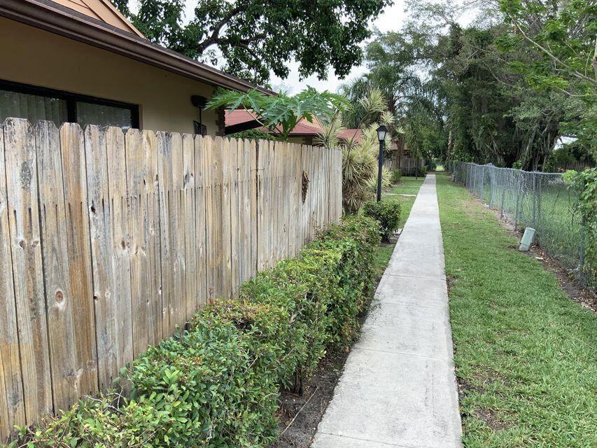 4296 Woodstock Dr Unit D, West Palm Beach, FL 33409 - view of yard