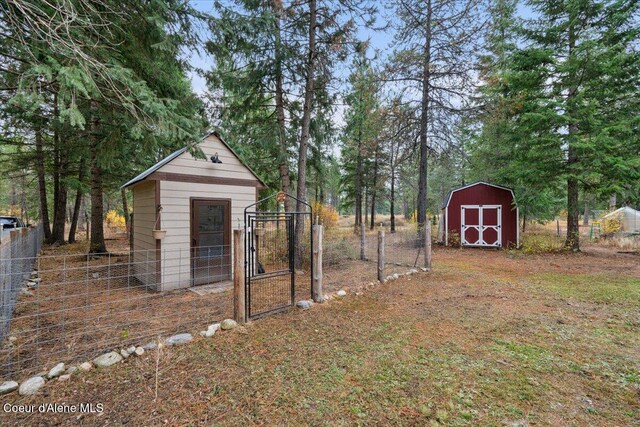 view of yard featuring a storage shed