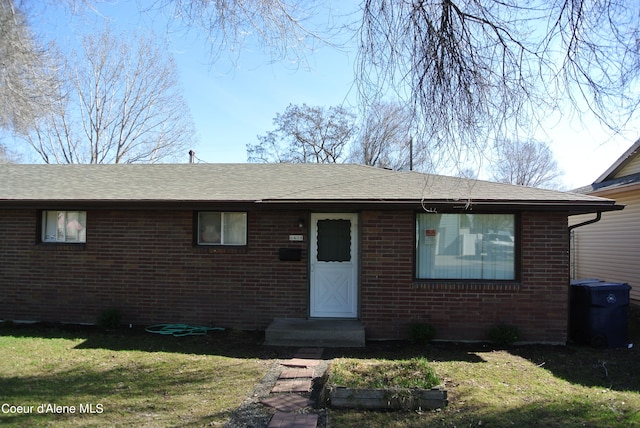 ranch-style home featuring a front lawn