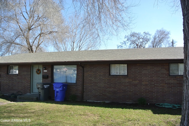 view of front of property featuring a front yard