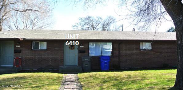 view of front of property with a front yard